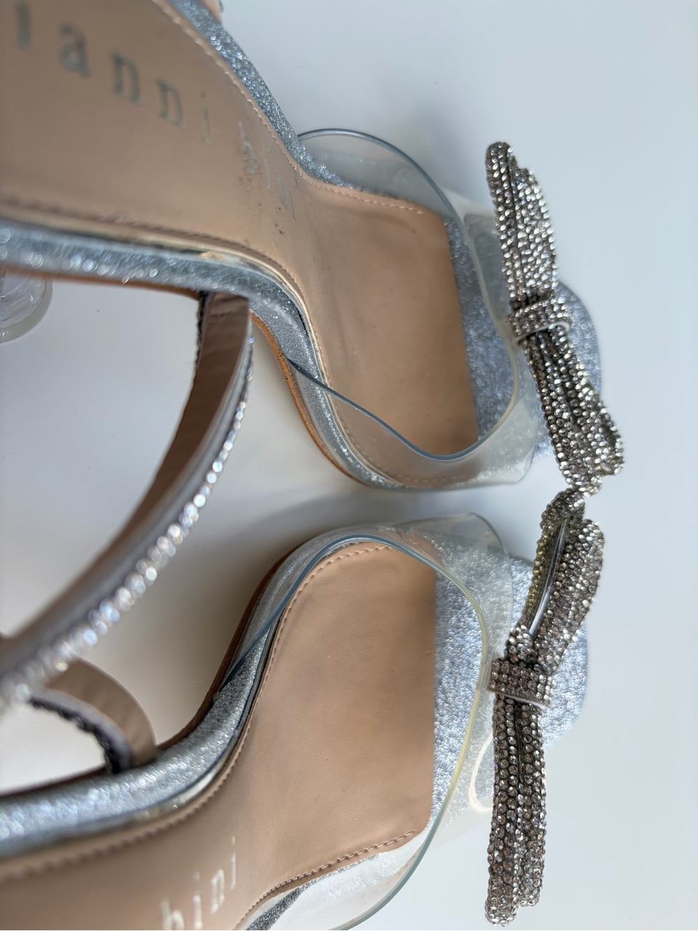 🆕🪩 Gianni Bini Rhinestone Bow Clear Heel Sandals Silver Glitter Size 7 Party - Picture 9 of 17
